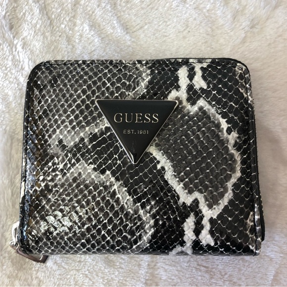 NWOT Guess Faux Python Snakeskin Small Wallet Zip Around - Picture 1 of 6